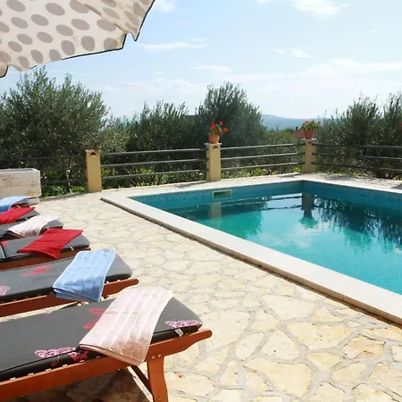 Geraeumige Ferienvilla Mit Pool Und Meerblick By Interhome 度假居