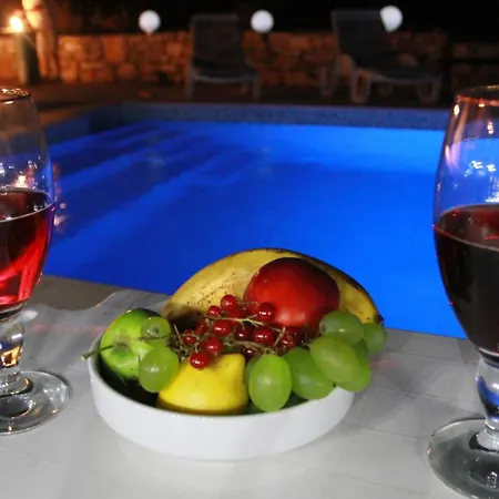 Geraeumige Ferienvilla Mit Pool Und Meerblick By Interhome 度假居 Grohote