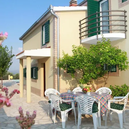 Geraeumige Ferienvilla Mit Pool Und Meerblick By Interhome