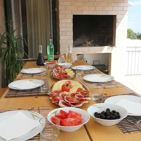 Geraeumige Ferienvilla Mit Pool Und Meerblick By Interhome