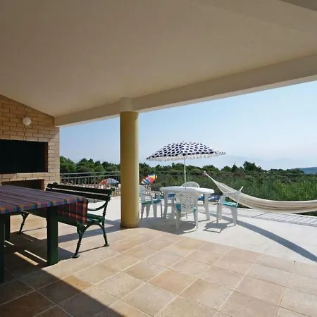 Geraeumige Ferienvilla Mit Pool Und Meerblick By Interhome 度假居
