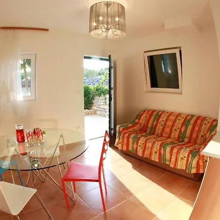 度假居 Geraeumige Ferienvilla Mit Pool Und Meerblick By Interhome