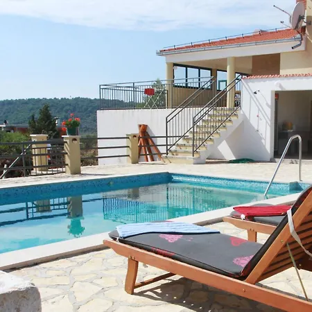 度假居 Geraeumige Ferienvilla Mit Pool Und Meerblick By Interhome