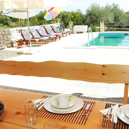 度假居 Geraeumige Ferienvilla Mit Pool Und Meerblick By Interhome