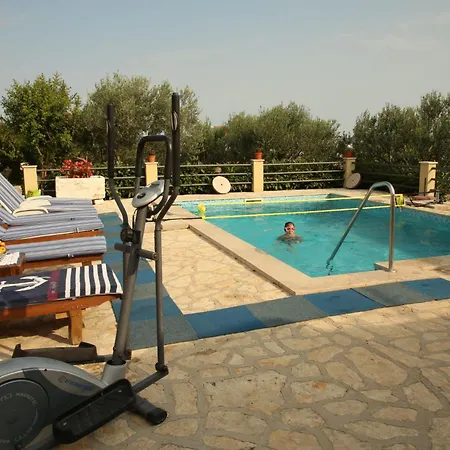 Geraeumige Ferienvilla Mit Pool Und Meerblick By Interhome 度假居