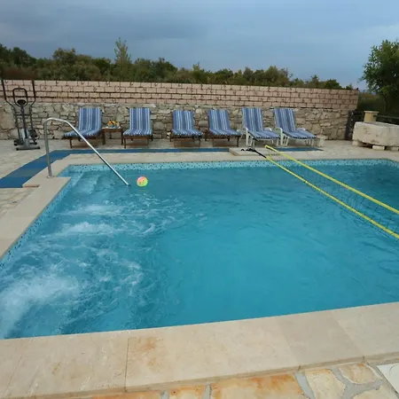 度假居 Geraeumige Ferienvilla Mit Pool Und Meerblick By Interhome *